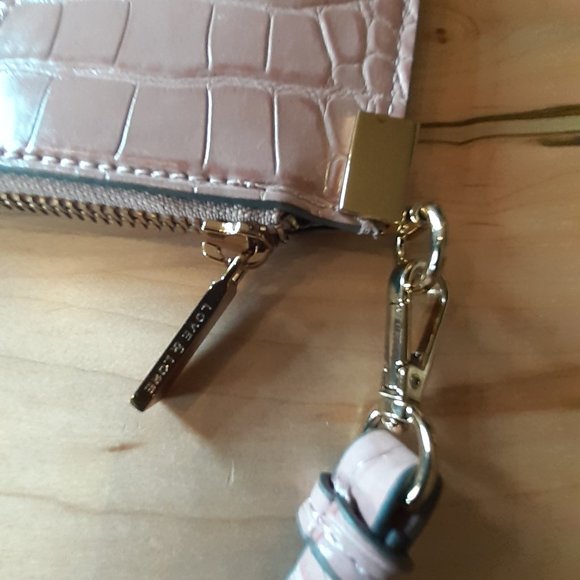 NWOT Love & Lore Pink Blush Faux Alligator Skin Gold Hardware Zip top Wristlet - Picture 3 of 7